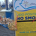 Lido Positano: bambine giocano a ripulire la spiaggia, il bel gesto premiato simbolicamente con un gelato /Foto