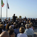 Lo spettacolo del concerto all’alba sul pontile di Minori