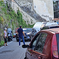 Lungo i tornanti della statale con roulotte al seguito: automobilista fermato dai cittadini a Minori