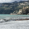 Maiori, dopo le piogge torrenziali di questi giorni un enorme tronco si arena in spiaggia