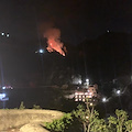 Maiori, fiamme nella notte a Salicerchie: soccorsi in azione per arginare incendio che minaccia ristorante