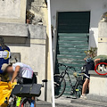 Maiori, gruppo di ciclisti si lava i capelli nella fontana monumentale di piazza Raffaele D'Amato