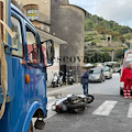 Maiori, incidente in Via Nuova Chiunzi: scooter si ferma sulle strisce e camion lo tampona