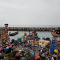 Maiori, la pioggia non ferma il Carnevale: tanta gente sotto ombrelli per ultima sfilata [VIDEO]