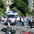 Maiori, motociclista finisce contro la roccia: si spacca il casco, lui illeso