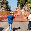 Maiori, strada resterà chiusa almeno fino a lunedì. Barriere divelte nella notte [FOTO]