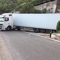 Maiori, tir con strumenti di Massimo Ranieri sbaglia strada. Manovra impossibile sull’Amalfitana in tilt [FOTO]