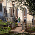 Maiori, turisti stranieri fanno il bagno nelle vasche di Palazzo Mezzacapo [FOTO]