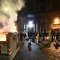 Manifestanti no-lockdown nella notte a Napoli, fumogeni e bombe carta contro forze ordine 