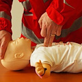 Manovre salvavita pediatriche e sul sonno sicuro, a Praiano il corso della Croce Rossa per mamme e papà /VIDEO 