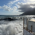 Mare improvvisamente in tempesta: paura tra i bagnanti a Maiori e Minori /Foto /Video /diretta