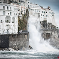 Mareggiata ad Amalfi: le onde invadono la darsena e guizzano fin sopra la strada [FOTO]