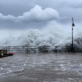 Mareggiata in corso lungo la costa: lungomare di Maiori e Minori fortemente colpito /Foto /Video