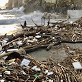 Mareggiata trascina tronchi e plastica sulle spiagge della Costa d’Amalfi: i cittadini raccolgono rifiuti inquinanti [FOTO/VIDEO]