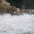 Mareggiate, a Maiori si fa la conta dei danni: strade e porto allagati, danneggiati arredi lungomare [FOTO-VIDEO]