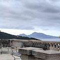 Massa Lubrense, il Belvedere del Pennino si illumina di viola per l'iniziativa "Costruiamo la Gentilezza"