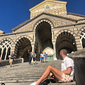 Max Gawn si riposa sulla scalea del Duomo, relax ad Amalfi per il calciatore del Melbourne Football Club 