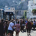 Michele Santoro denuncia in TV il turismo "insostenibile" di Amalfi: «Scene da dopoguerra»