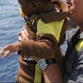 Migranti: finanziere di Vietri sul Mare salva mamma e neonato in Calabria