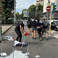 Milano, incappucciati vandalizzano gazebo di Fratelli d’Italia. Meloni: «Alle violenze contro di noi, risponderanno gli italiani alle urne»