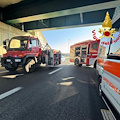 Milano, incidente tra autobus scolastico e un tir: gravissimo l'autista, feriti insegnanti e bambini 