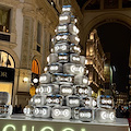 Milano, Ultima generazione imbratta albero Natale di Gucci