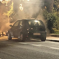 Minori: auto a fuoco sul lungomare, determinante l’intervento delle persone al bar [FOTO]