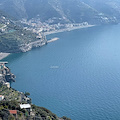 Minori, chiazza marrone nello specchio acqueo antistante la spiaggia