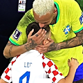 Mondiali, Neymar in lacrime dopo l'eliminazione del Brasile: il figlio di Perisic va a consolarlo