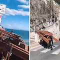 Mulo carico di materiali edili ad Amalfi, video diventa virale e divide gli utenti