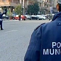 Napoli, agenti aggrediti e feriti da un venditore ambulante