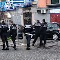 Napoli, agenti della Polizia Locale aggrediti da venditore abusivo