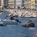 Napoli, barche ormeggiate illecitamente e legate con la corda al lungomare 