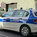 Napoli, parcheggiatore abusivo senza patente danneggia due veicoli