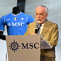 Napoli, presentata la nuova maglia con il tricolore sul petto. De Laurentiis: «Oggi comincia una nuova era»