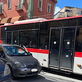 Napoli, rimane schiacciato tra un bus e la portiera della sua auto: automobilista perde un dito 