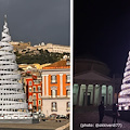 Napoli “sfida” Salerno e accende un albero di 20 metri: il colpo d'occhio sulla piazza è spettacolare