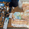 Napoli, sorpreso con oltre 26mila euro in contanti e merce di dubbia provenienza: denunciato 29enne 