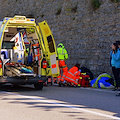 Napoli, trasportano scala su scooter e feriscono al volto ricercatrice universitaria