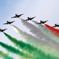 Nel cielo di Sorrento le Frecce Tricolori e il simulatore di volo dell'Aeronautica Militare