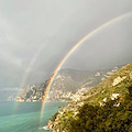 Nell'ultimo giorno di questo 2020, due arcobaleni abbracciano virtualmente Positano /Foto