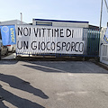 «Noi vittime di un gioco sporco», lavoratori "La Fabbrica" in protesta davanti al centro commerciale  