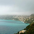 Nubi basse a Positano, le foto di Fabio Fusco regalano un paesaggio senza tempo