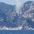 Nuovo incendio in Costiera, bruciano le montagne di Scala. Si attende l'arrivo dell'elicottero [FOTO]