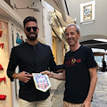 Oliver Giroud turista a Capri, per l'attaccante del Milan relax dopo la vittoria dello scudetto 