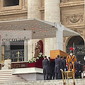 Oltre 50mila fedeli in Piazza San Pietro per l'ultimo saluto a Benedetto XVI. La folla: «Santo subito!» /FOTO e VIDEO