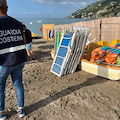 Ombrelloni e lettini abusivi sulla spiaggia libera di Vietri sul Mare, sequestrati dalla Guardia Costiera