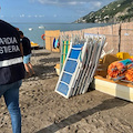 Ombrelloni e lettini non autorizzati su spiaggia libera, denunciato abusivo a Vietri sul Mare