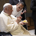 Papa Francesco deliziato dai dolci della Costiera Amalfitana: Andrea e Nicola Pansa gli regalano il libro sulla storia della Pasticceria /VIDEO