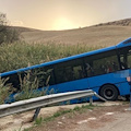 Paura a Montescaglioso, bus con 50 studenti finisce fuori strada: oltre 20 feriti, uno è grave 